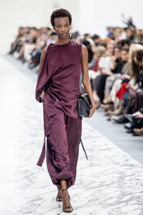 Isabel Sanchís fashion show at Mercedes Benz Fashion Week Madrid A model during the Isabel Sanchís fashion show at Mercedes Benz Fashion Week Madrid, March 18, 2026, in Madrid Spain The Isabel Sanchís fashion show is part of the opening day of Mercedes Benz Fashion Week Madrid 2026, dedicated to haute couture and sophistication, where the designer presents her new party and bridal proposals in the Crystal Gallery of the Palacio de Cibeles to specialized press and guests 18 MARCH 2026 FASHION SHOW MODEL MODEL DESIGNER SHOWCASE COLLECTION MBFWM Madrid Madrid Espana  Copyright: xRicardoxRubiox 7377550