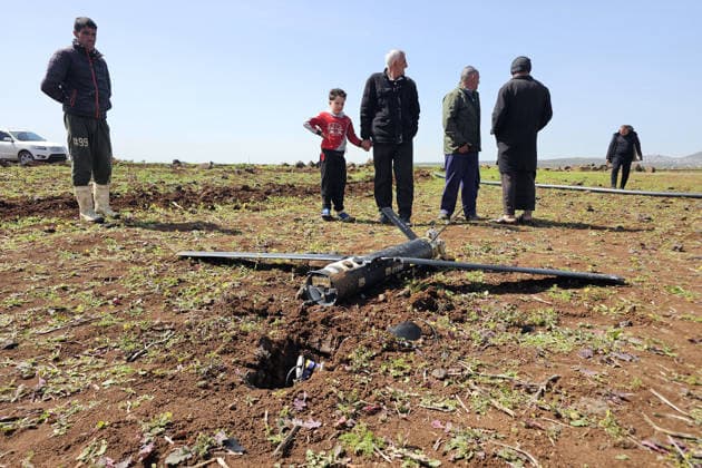News Bilder des Tages Three Iranian drones crashed in Daraa province DARAA, SYRIA - MARCH 18: People look at one of the three drones belonging to Iran reportedly crashed in the Daraa province in southern Syria, on March 18, 2026. According to local sources, the three Iranian drones went down in Zemrin, northwest of Daraa, and in the Neva district in the western countryside. Imad Basiri Anadolu Daraa Syria. Editorial use only. Please get in touch for any other usage.  Copyright: x2026xAnadoluxImadxBasirix