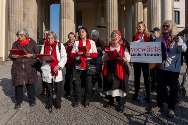Celebration Action 18 March Germany, Berlin, 18 03 2026, Brandenburg Gate, Singing, Vorwärts Liederfreunde, Â