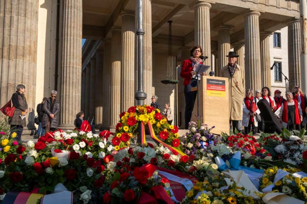 Ceremony Action 18 March Germany, Berlin, 18 03 2026, Dr Jacqueline Boysen, Foundation Places of German Democratic History, on the right initiator Volker Schröter, Brandenburg Gate, Â
