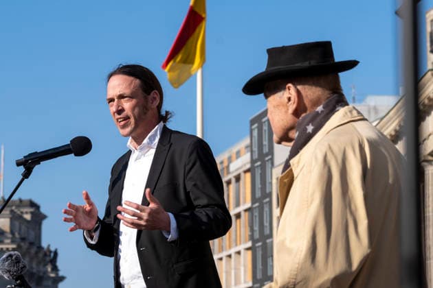 Celebration of the March 18 Germany campaign, Berlin, 18 03 2026, Pascal Meiser, Member of the Bundestag, on the right initiator Volker Schröter, Brandenburg Gate, Â
