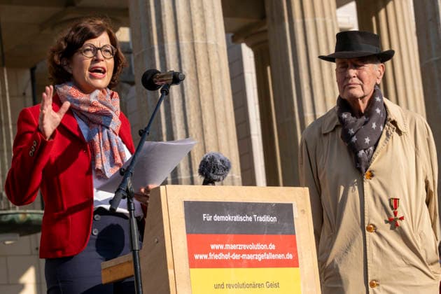 Ceremony Action 18 March Germany, Berlin, 18 03 2026, Dr Jacqueline Boysen, Foundation Places of German Democratic History, on the right initiator Volker Schröter, Brandenburg Gate, Â