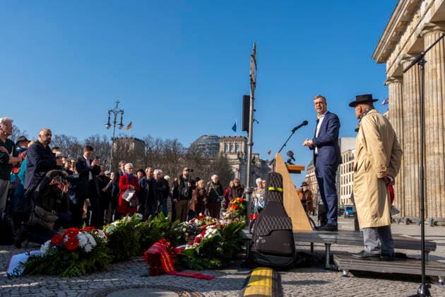 Celebration of the March 18 Germany campaign, Berlin, 18 03 2026, Mayor and Senator for Finance Stefan Evers, on the right initiator Volker Schröter, Brandenburg Gate, Â