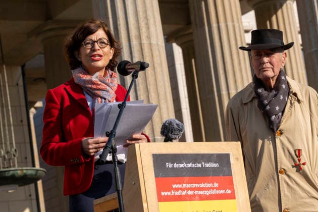 Ceremony Action 18 March Germany, Berlin, 18 03 2026, Dr Jacqueline Boysen, Foundation Places of German Democratic History, on the right initiator Volker Schröter, Brandenburg Gate, Â