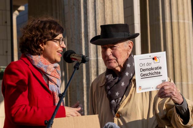 Ceremony for the 18 March Germany Campaign, Berlin, 18 03 2026, presentation of the plaque Place of the History of Democracy to Volker Schröter, Dr Jacqueline Boysen, Stiftung Orte der deutschen Demokratiegeschichte, on the right initiator Volker Schröter, Brandenburg Gate, Â