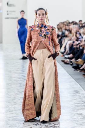 Claro Couture fashion show at Mercedes Benz Fashion Week Madrid A model during the Claro Couture fashion show at Mercedes Benz Fashion Week Madrid, March 18, 2026, in Madrid Spain The firm presents a haute couture proposal marked by femininity, luxury craftsmanship and sophisticated silhouettes The collection stands out for its careful tailoring, the contained brightness and a very applauded staging 18 MARCH 2026 FASHION SHOW ENTERTAINMENT DESIGNER HIGH COSTUME LUXURY COLLECTION MODEL Madrid Madrid Madrid Spain  Copyright: xRicardoxRubiox 7378200