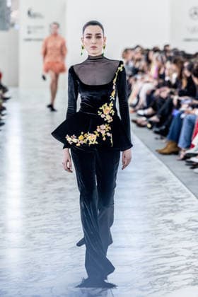 Claro Couture fashion show at Mercedes Benz Fashion Week Madrid A model during the Claro Couture fashion show at Mercedes Benz Fashion Week Madrid, March 18, 2026, in Madrid Spain The firm presents a haute couture proposal marked by femininity, luxury craftsmanship and sophisticated silhouettes The collection stands out for its careful tailoring, the contained brightness and a very applauded staging 18 MARCH 2026 FASHION SHOW ENTERTAINMENT DESIGNER HIGH COSTUME LUXURY COLLECTION MODEL Madrid Madrid Madrid Spain  Copyright: xRicardoxRubiox 7378202