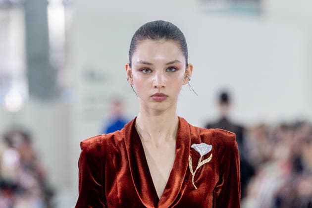 Claro Couture fashion show at Mercedes Benz Fashion Week Madrid A model during the Claro Couture fashion show at Mercedes Benz Fashion Week Madrid, March 18, 2026, in Madrid Spain The firm presents a haute couture proposal marked by femininity, luxury craftsmanship and sophisticated silhouettes The collection stands out for its careful tailoring, the contained brightness and a very applauded staging 18 MARCH 2026 FASHION SHOW ENTERTAINMENT DESIGNER HIGH COSTUME LUXURY COLLECTION MODEL Madrid Madrid Madrid Spain  Copyright: xRicardoxRubiox 7378206