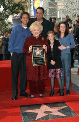 03 DORIS ROBERTS STAR FB Feb. 10, 2003 - Hollywood, CALIFORNIA, UNITED STATES - K28821FB ..DORIS ROBERTS HONORED WITH A STAR ON THE.HOLLYWOOD WALK OF FAME. IN HOLLYWOOD, CA. .2 10 2003 .. FITZROY BARRETT 2003 .DORIS ROBERTS WITH CAST MEMBERS OF EVERYBODY.LOVES RAYMOND Copyright: xFitzroyxBarrettx