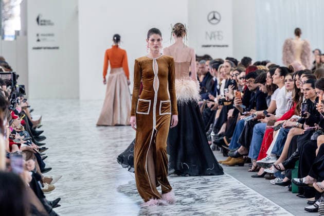 Claro Couture fashion show at Mercedes Benz Fashion Week Madrid A model during the Claro Couture fashion show at Mercedes Benz Fashion Week Madrid, March 18, 2026, in Madrid Spain The firm presents a haute couture proposal marked by femininity, luxury craftsmanship and sophisticated silhouettes The collection stands out for its careful tailoring, the contained brightness and a very applauded staging 18 MARCH 2026 FASHION SHOW ENTERTAINMENT DESIGNER HIGH COSTUME LUXURY COLLECTION MODEL Madrid Madrid Madrid Spain  Copyright: xRicardoxRubiox 7378213