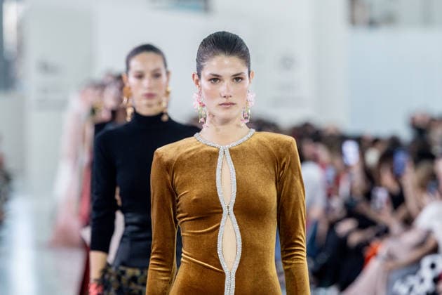 Entertainment Bilder des Tages Claro Couture fashion show at Mercedes Benz Fashion Week Madrid A model during the Claro Couture fashion show at Mercedes Benz Fashion Week Madrid, March 18, 2026, in Madrid Spain The firm presents a haute couture proposal marked by femininity, luxury craftsmanship and sophisticated silhouettes The collection stands out for its careful tailoring, the contained brightness and a very applauded staging 18 MARCH 2026 FASHION SHOW ENTERTAINMENT DESIGNER HIGH COSTUME LUXURY COLLECTION MODEL Madrid Madrid Madrid Spain  Copyright: xRicardoxRubiox 7378215