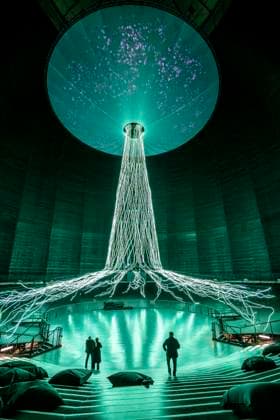Neue Ausstellung im Gasometer Oberhausen, Kunstskulptur Der Baum, 40 Meter hoch Lichtinstallation, zeigt mit Licht und Musik verschiedene Stadien eines Baumes, Ausstellung Mythos Wald, auf 3 Ebenen und mit mehreren Thematischen Kapiteln zeigt die Ausstellung die Diversität der Wälder der Welt mit Bildern, Videos und Exponaten, NRW, Deutschland, Mythos Wald Oberhausen *** New exhibition in the Gasometer Oberhausen, art sculpture The Tree, 40 meter high light installation, shows with light and music different stages of a tree, exhibition Mythos Wald, on 3 levels and with several thematic chapters the exhibition shows the diversity of the worlds forests with pictures, videos and exhibits, NRW, Germany, Mythos Wald Oberhausen