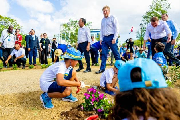 ORANJESTAD - King Willem-Alexander visited the Urban Pocket Park on LG Smith Boulevard, where he spoke about regeneration and urban greenery. The King paid a working visit to Aruba to attend the ceremonies surrounding the celebration of 40 years of Status Aparte and 50 years of the flag and national anthem. MISCHA SCHOEMAKER ANP netherlands out - belgium out  Copyright: xx x553753388x originalFilename: 553753388.jpg