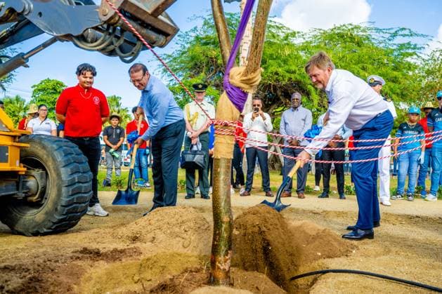 ORANJESTAD - King Willem-Alexander plants a native tree during a visit to the Urban Pocket Park on LG Smith Boulevard, where he spoke about regeneration and urban greenery. The King paid a working visit to Aruba to attend the ceremonies surrounding the celebration of 40 years of Status Aparte and 50 years of the flag and national anthem. MISCHA SCHOEMAKER ANP netherlands out - belgium out  Copyright: xx x553753410x originalFilename: 553753410.jpg