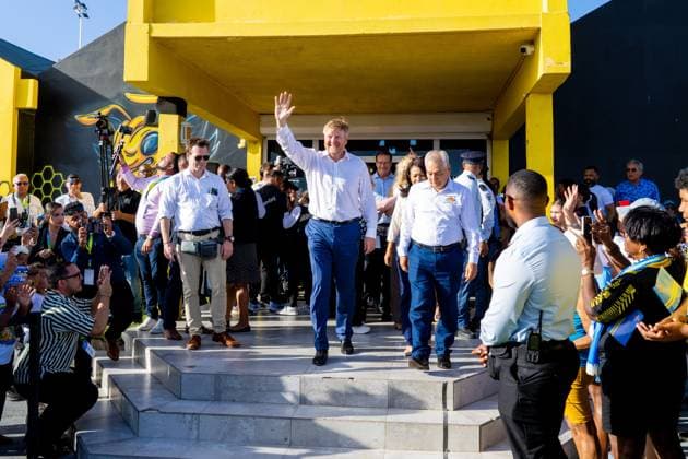 ORANJESTAD - King Willem-Alexander during a visit to the Centro di Bario y Deporte Dakota, where he met with Stichting Movemiento ta Bida, winner of the 2024 Appeltje van Oranje. The King paid a working visit to Aruba to attend the ceremonies surrounding the celebration of 40 years of Status Aparte and 50 years of the flag and national anthem. MISCHA SCHOEMAKER ANP netherlands out - belgium out  Copyright: xx x553753449x originalFilename: 553753449.jpg