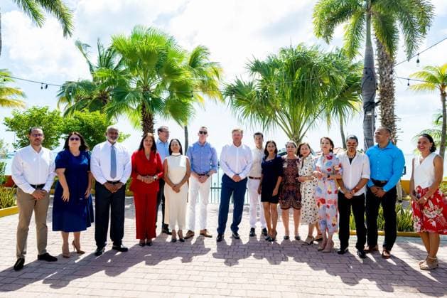 King visits Aruba to celebrate forty years of Status Aparte. Aruba 18 Mar 2026 King Willem-Alexander is in conversation with government representatives at Aruba Surfside Marina, science, business and social organizations on tourism and immigration. The king paid a working visit to Aruba to attend the ceremonies celebrating 40 years of Status Aparte and 50 years of flag and national anthem. Oranjestad Aruba  Copyright: xMischaxSchoemakerx
