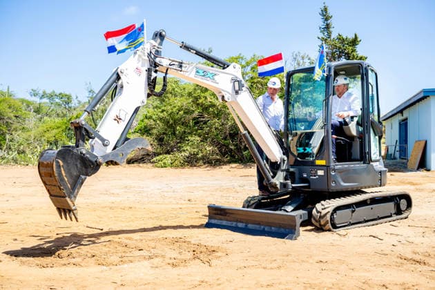 King visits Aruba to celebrate forty years of Status Aparte. Aruba 18 Mar 2026 King Willem-Alexander during a visit to the Olympic swimming complex Piscina Olimpico Roly Bisslik. There he spoke with swimmers and representatives of Aruban swimming and laid the foundation stone for the construction of a new warm-up swimming pool. Oranjestad Aruba  Copyright: xMischaxSchoemakerx