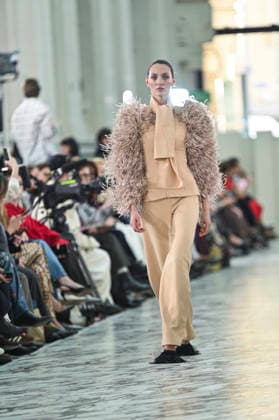 Claro Couture - Mercedes-Benz Fashion Week Madrid A model walks the runway wearing a design by Claro Couture during Mercedes-Benz Fashion Week de Madrid in IFEMA, 18 March 2026 Spain Madrid Spain Copyright: xAtilanoxGarciax xSOPAxImagesx photos09214