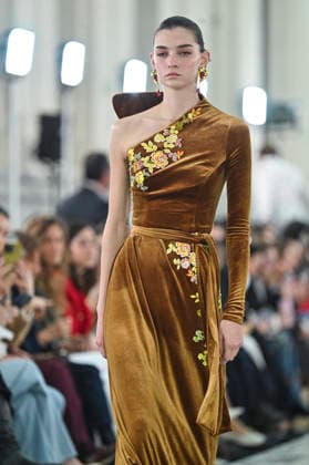 Claro Couture - Mercedes-Benz Fashion Week Madrid A model walks the runway wearing a design by Claro Couture during Mercedes-Benz Fashion Week de Madrid in IFEMA, 18 March 2026 Spain Madrid Spain Copyright: xAtilanoxGarciax xSOPAxImagesx photos09173