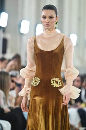 Claro Couture - Mercedes-Benz Fashion Week Madrid A model walks the runway wearing a design by Claro Couture during Mercedes-Benz Fashion Week de Madrid in IFEMA, 18 March 2026 Spain Madrid Spain Copyright: xAtilanoxGarciax xSOPAxImagesx photos09177