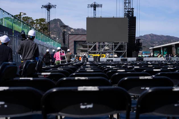 March 19, 2026, Seoul, South Korea: The stage at the venue for the comeback concert of the K-pop boy band BTS is obscured by a large screen in Gwanghwamun Square on Thursday, March 19, 2026 in Seoul, South Korea. All seven members of BTS, which has been on hiatus since 2022 due to compulsory military service, are returning in a free concert on March 21, 2026 for their upcoming new album ARIRANG. Seoul South Korea - ZUMAh163 20260319_znp_h163_010 Copyright: xJintakxHanx