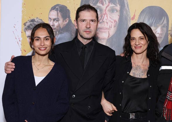 Raika Hazanavicius, Melvil Poupaud et Asia Argento Avant première du film Plus forts que le diable au Grand Rex à Paris le 18 Mars 2026 Denis Guignebourg Bestimage Preview screening of the film Plus forts que le diable at the Grand Rex in Paris on March 18, 2026  Copyright: xDenisxGuignebourgx xBestimagexDenisxGuignebourgx xBestimagex