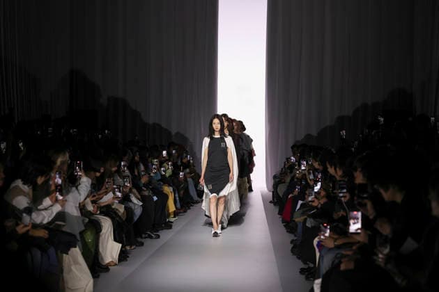 March 19, 2026, Tokyo, Japan: Models wearing fashion brand YOHEI OHNO walk down the runway during the Rakuten Fashion Week TOKYO 2026 Autumn Winter Collection. The fashion week runs from March 16 to 21. Tokyo Japan  - ZUMAm191 20260319_aap_m191_002 Copyright: xRodrigoxReyesxMarinx
