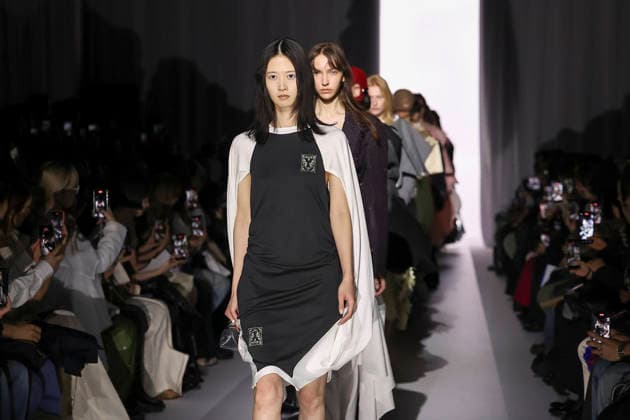 March 19, 2026, Tokyo, Japan: Models wearing fashion brand YOHEI OHNO walk down the runway during the Rakuten Fashion Week TOKYO 2026 Autumn Winter Collection. The fashion week runs from March 16 to 21. Tokyo Japan  - ZUMAm191 20260319_aap_m191_003 Copyright: xRodrigoxReyesxMarinx