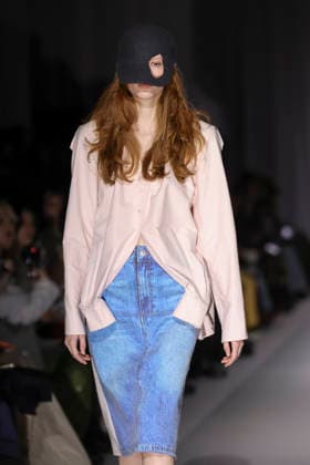 March 19, 2026, Tokyo, Japan: A model wearing fashion brand YOHEI OHNO walks down the runway during the Rakuten Fashion Week TOKYO 2026 Autumn Winter Collection. The fashion week runs from March 16 to 21. Tokyo Japan  - ZUMAm191 20260319_aap_m191_007 Copyright: xRodrigoxReyesxMarinx