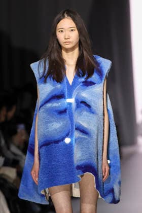 March 19, 2026, Tokyo, Japan: A model wearing fashion brand YOHEI OHNO walks down the runway during the Rakuten Fashion Week TOKYO 2026 Autumn Winter Collection. The fashion week runs from March 16 to 21. Tokyo Japan  - ZUMAm191 20260319_aap_m191_010 Copyright: xRodrigoxReyesxMarinx