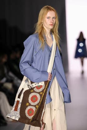 March 19, 2026, Tokyo, Japan: A model wearing fashion brand YOHEI OHNO walks down the runway during the Rakuten Fashion Week TOKYO 2026 Autumn Winter Collection. The fashion week runs from March 16 to 21. Tokyo Japan  - ZUMAm191 20260319_aap_m191_035 Copyright: xRodrigoxReyesxMarinx