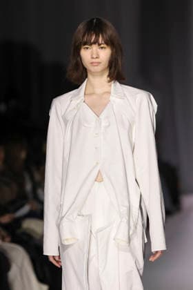 March 19, 2026, Tokyo, Japan: A model wearing fashion brand YOHEI OHNO walks down the runway during the Rakuten Fashion Week TOKYO 2026 Autumn Winter Collection. The fashion week runs from March 16 to 21. Tokyo Japan  - ZUMAm191 20260319_aap_m191_039 Copyright: xRodrigoxReyesxMarinx