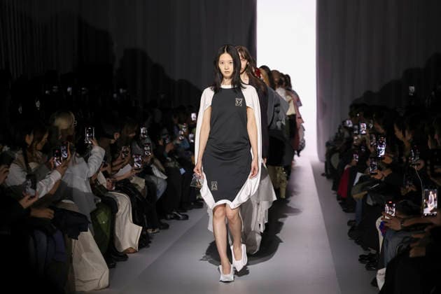 March 19, 2026, Tokyo, Japan: Models wearing fashion brand YOHEI OHNO walk down the runway during the Rakuten Fashion Week TOKYO 2026 Autumn Winter Collection. The fashion week runs from March 16 to 21. Tokyo Japan  - ZUMAm191 20260319_aap_m191_049 Copyright: xRodrigoxReyesxMarinx