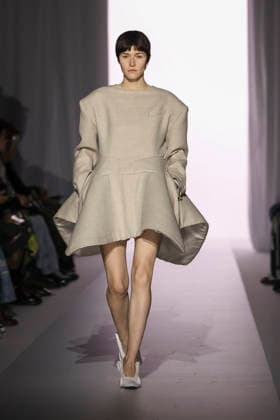 March 19, 2026, Tokyo, Japan: A model wearing fashion brand YOHEI OHNO walks down the runway during the Rakuten Fashion Week TOKYO 2026 Autumn Winter Collection. The fashion week runs from March 16 to 21. Tokyo Japan  - ZUMAm191 20260319_aap_m191_055 Copyright: xRodrigoxReyesxMarinx