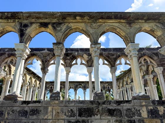 BAHAMAS, NASSAU - AUGUST 16, 2025: A view of French cloister the Versailles Gardens on Paradise Island. It is from a 14th-century Augustinian monastery, dismantled and imported from Europe by William Randolph Hearst. It is part of the One & Only Ocean Club resort Nassau Bahamas  - ZUMAt113 20250816_zaa_t113_453 Copyright: xIrinaxKarabutx