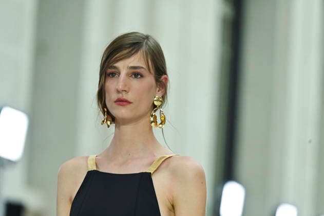 Mercedes-Benz Fashion Week in Madrid , Spain -18 MAR 2026. A model walks the runway wearing a design by Isabel Sanchis during the Mercedes-Benz Fashion Week de Madrid in IFEMA. Madrid Spain Copyright: xAtilanoxGarciax xSOPAxImagesx photos09334