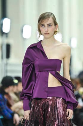 Mercedes-Benz Fashion Week in Madrid , Spain -18 MAR 2026. A model walks the runway wearing a design by Isabel Sanchis during the Mercedes-Benz Fashion Week de Madrid in IFEMA. Madrid Spain Copyright: xAtilanoxGarciax xSOPAxImagesx photos09322