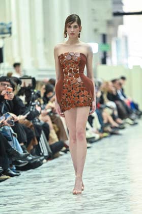 Mercedes-Benz Fashion Week in Madrid , Spain -18 MAR 2026. A model walks the runway wearing a design by Isabel Sanchis during the Mercedes-Benz Fashion Week de Madrid in IFEMA. Madrid Spain Copyright: xAtilanoxGarciax xSOPAxImagesx photos09282