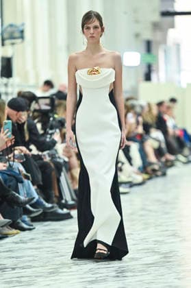 Mercedes-Benz Fashion Week in Madrid , Spain -18 MAR 2026. A model walks the runway wearing a design by Isabel Sanchis during the Mercedes-Benz Fashion Week de Madrid in IFEMA. Madrid Spain Copyright: xAtilanoxGarciax xSOPAxImagesx photos09291