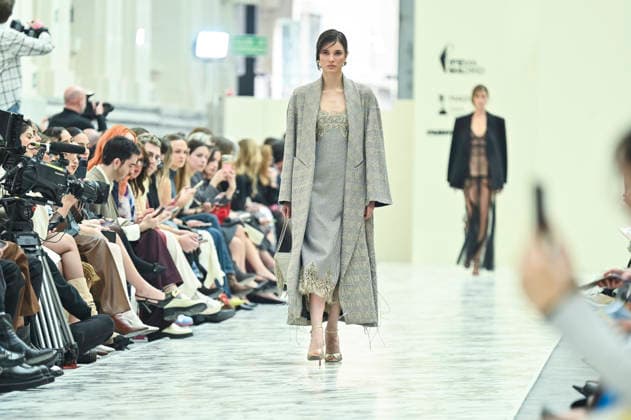 Mercedes-Benz Fashion Week in Madrid , Spain -18 MAR 2026. A model walks the runway wearing a design by Isabel Sanchis during the Mercedes-Benz Fashion Week de Madrid in IFEMA. Madrid Spain Copyright: xAtilanoxGarciax xSOPAxImagesx photos09274