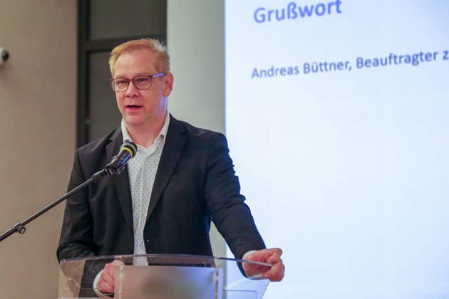 Oranienburg, 18. März 2026: Andreas Büttner, Antisemitismusbeauftragter des Landes Brandenburg, spricht bei der Veranstaltung Antisemitismus und Gedenkstätten in der Gedenkstätte Sachsenhausen (ehemaliges Konzentrationslager KZ Sachsenhausen). Anlass ist die Vorstellung der Publikation des Bundesverbands RIAS (Recherche- und Informationsstellen Antisemitismus e.V.) mit dem Titel ¦dass wir Verantwortung übernehmen, liegt in der Logik des Ortes, die antisemitismuskritische Zugänge für NS-Gedenkstätten thematisiert. *** Oranienburg, 18 March 2026 Andreas Büttner, Anti-Semitism Commissioner of the State of Brandenburg, speaks at the event Antisemitism and memorials at the Sachsenhausen Memorial former concentration cam Copyright: xAlonxDavidx