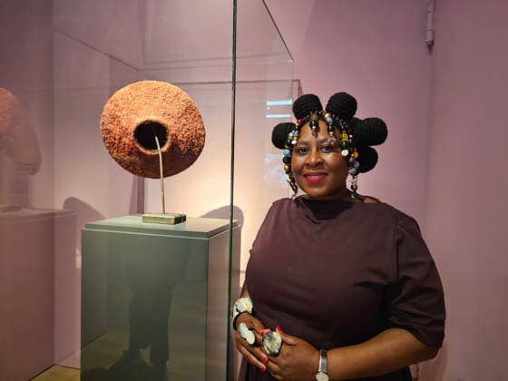 Aufnahme vom 19. März 2026 Kunsthalle München Pressebesichtigung zur Ausstellung Haar – Macht – Lust in der Kunsthalle München. Die Ausstellung ist vom 20. März bis 04. Oktober 2026 zu sehen. Mit HAAR – MACHT – LUST präsentiert die Kunsthalle München eine thematisch gestaltete, kulturübergreifende Ausstellung, die die vielfältigen Bedeutungen von Kopf- und Körperhaar in den Blick nimmt. Zu sehen sind rund 200 Exponate von der Antike bis zur Gegenwart – darunter Gemälde, Skulpturen, Fotografien, Videoarbeiten, Schmuckstücke, Möbel, Designobjekte und Couture-Kreationen – aus bedeutenden internationalen Sammlungen wie dem Prado, dem Louvre und dem Rijksmuseum. Auf dem Foto ist die Künstlerin Queen Motlatle mit ihrem Kunstwerk Isicholo: A C