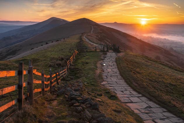 Sunny Spring Morning mists and colour, Peak District A beautiful spring sunrise lights up the Great Ridge in the Peak District this morning. Captured by landscape photographer John Finney, the view looks toward Lose Hill as golden light spreads across the landscape in Derbyshire, United Kingdom Featuring: Atmosphere, View Where: Peak District, United Kingdom When: 19 Mar 2026 Credit: John Finney WENN **Editorial Use Only. No stock, books, advertising or merchandising without photographer s permission** Peak District United Kingdom Copyright: xJohnxFinney WENNx wenn41158926 JFN ZJOGx wenn41158926