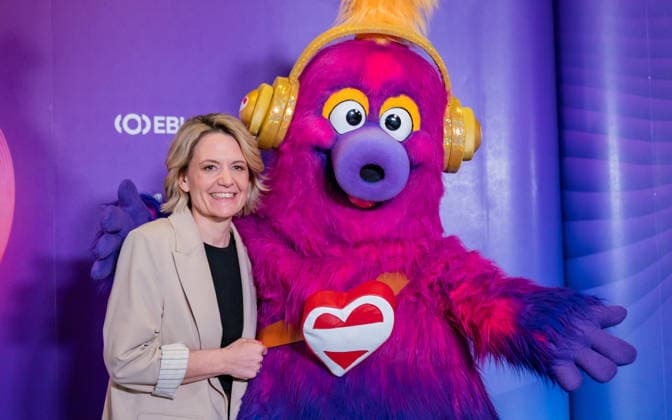 20260319 ESC Medienupdate WIEN, OESTERREICH - 19. MAERZ: ORF Fernseh-Programmdirektorin Stefanie Groiss-Horowitz und Maskottchen Auri waehrend des Mediengespraechs anlaesslich eines ORF Updates zum 70. Eurovision Song Contest vom 12. bis zum 16. Mai 2026 in Wien im Foyer der Halle F der Wiener Stadthalle am 19. Maerz 2026 in Wien, Oesterreich. 260319_SEPA_17_045 Copyright: xIsabellexOuvrardx SEPAxMedia