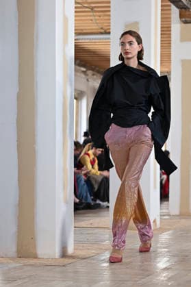 Mercedes-Benz Fashion Week Madrid, Spain - 19 Mar 2026 A model walks the runway wearing a design by Ernesto Naranjo during Mercedes-Benz Fashion Week de Madrid at Palacio Fernaz Nunoz. Madrid Spain Copyright: xAtilanoxGarciax xSOPAxImagesx photos09392