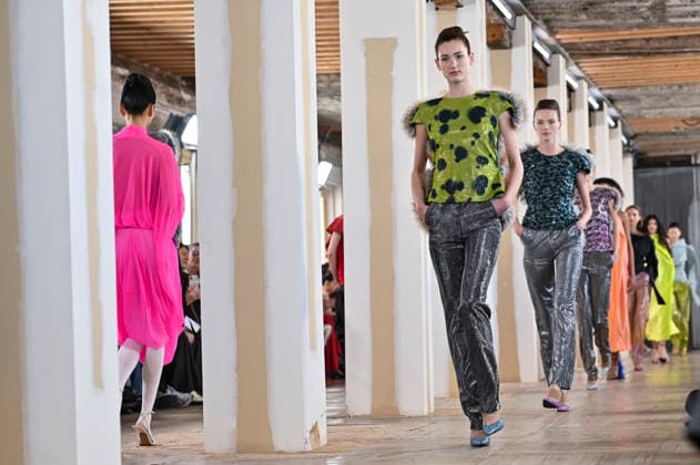 Mercedes-Benz Fashion Week Madrid, Spain - 19 Mar 2026 A model walks the runway wearing a design by Ernesto Naranjo during Mercedes-Benz Fashion Week de Madrid at Palacio Fernaz Nunoz. Madrid Spain Copyright: xAtilanoxGarciax xSOPAxImagesx photos09399