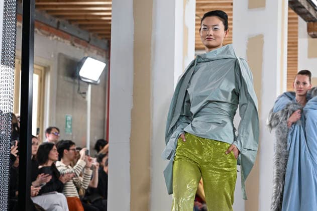 Mercedes-Benz Fashion Week Madrid, Spain - 19 Mar 2026 A model walks the runway wearing a design by Ernesto Naranjo during Mercedes-Benz Fashion Week de Madrid at Palacio Fernaz Nunoz. Madrid Spain Copyright: xAtilanoxGarciax xSOPAxImagesx photos09401