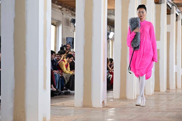 Mercedes-Benz Fashion Week Madrid, Spain - 19 Mar 2026 A model walks the runway wearing a design by Ernesto Naranjo during Mercedes-Benz Fashion Week de Madrid at Palacio Fernaz Nunoz. Madrid Spain Copyright: xAtilanoxGarciax xSOPAxImagesx photos09374