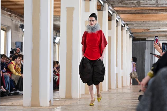 Mercedes-Benz Fashion Week Madrid, Spain - 19 Mar 2026 A model walks the runway wearing a design by Ernesto Naranjo during Mercedes-Benz Fashion Week de Madrid at Palacio Fernaz Nunoz. Madrid Spain Copyright: xAtilanoxGarciax xSOPAxImagesx photos09377