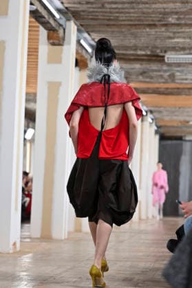 Mercedes-Benz Fashion Week Madrid, Spain - 19 Mar 2026 A model walks the runway wearing a design by Ernesto Naranjo during Mercedes-Benz Fashion Week de Madrid at Palacio Fernaz Nunoz. Madrid Spain Copyright: xAtilanoxGarciax xSOPAxImagesx photos09381